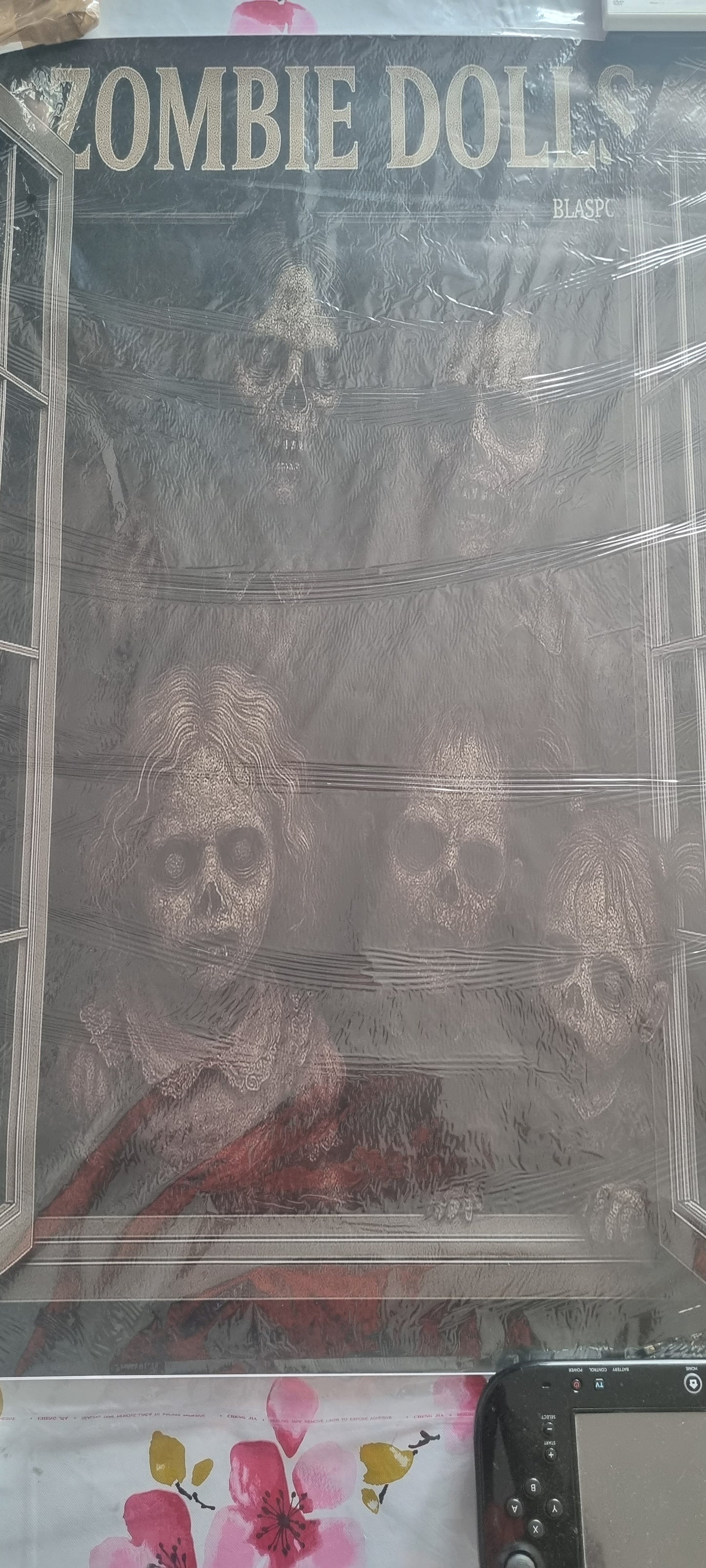Stickers muraux ZOMBIE DOLLS – enfants macabres à la fenêtre – horreur gothique – décoration murale géante 90x60 cm – édition ultra rare – neuf 8