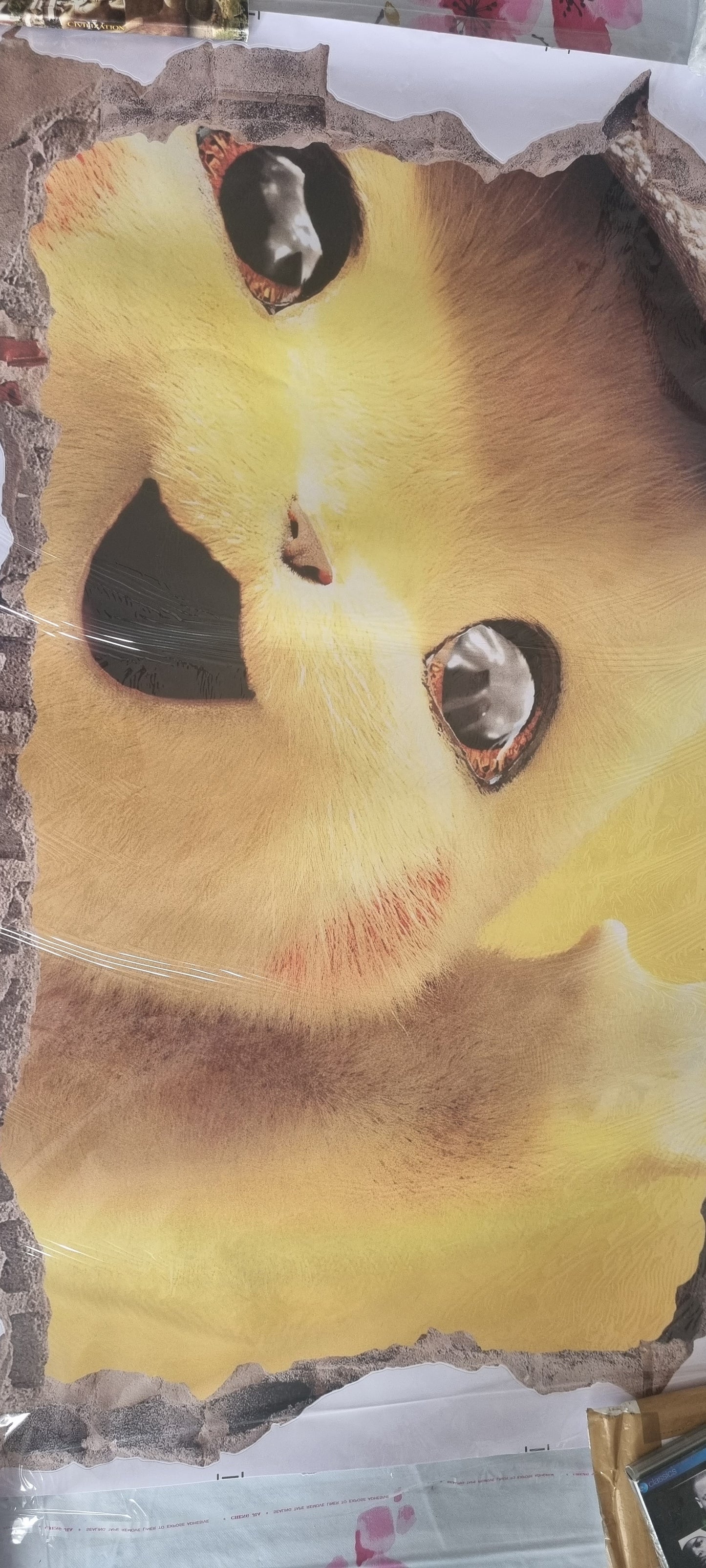 Stickers mural 3D Pikachu peluche – Regard craquant – Grand format 90 x 61 cm – Effet mur déchiré –pokémon 8