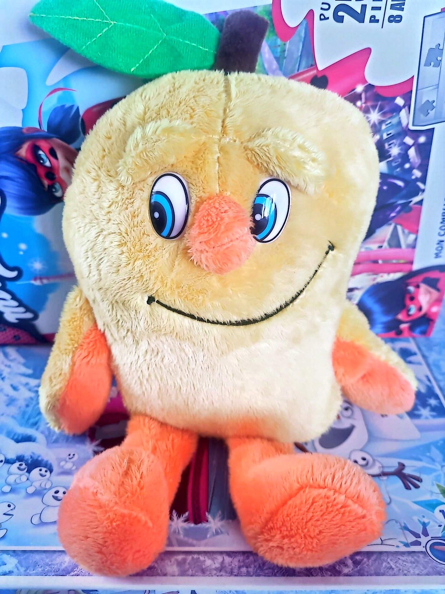 Peluche Fruit Jaune Souriant avec Feuille – Doudou Enfant Décoration