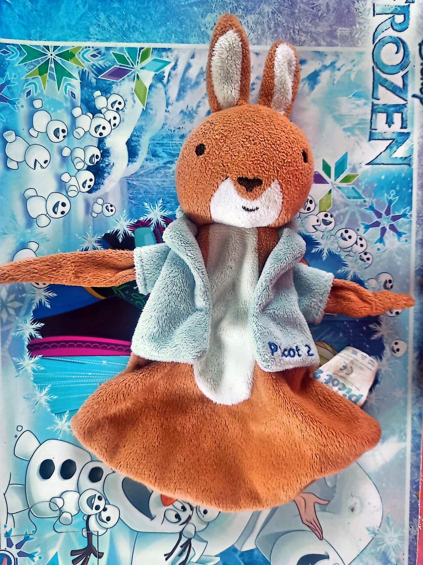 Doudou Lapin Plat Bébé en Peluche Douce avec Veste – Marron et Bleu