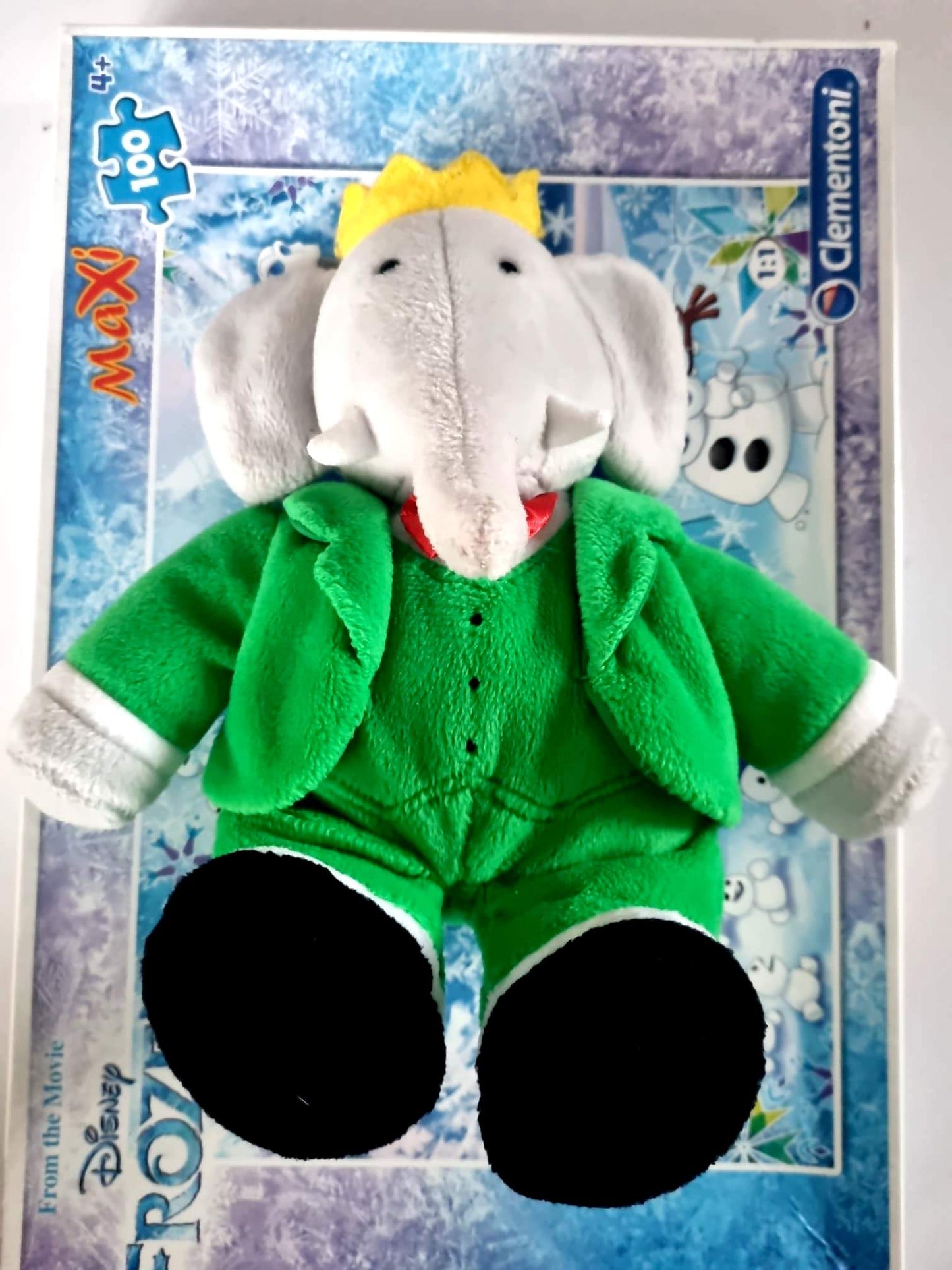 Peluche Éléphant Couronne – Tenue Verte – Doudou Enfant