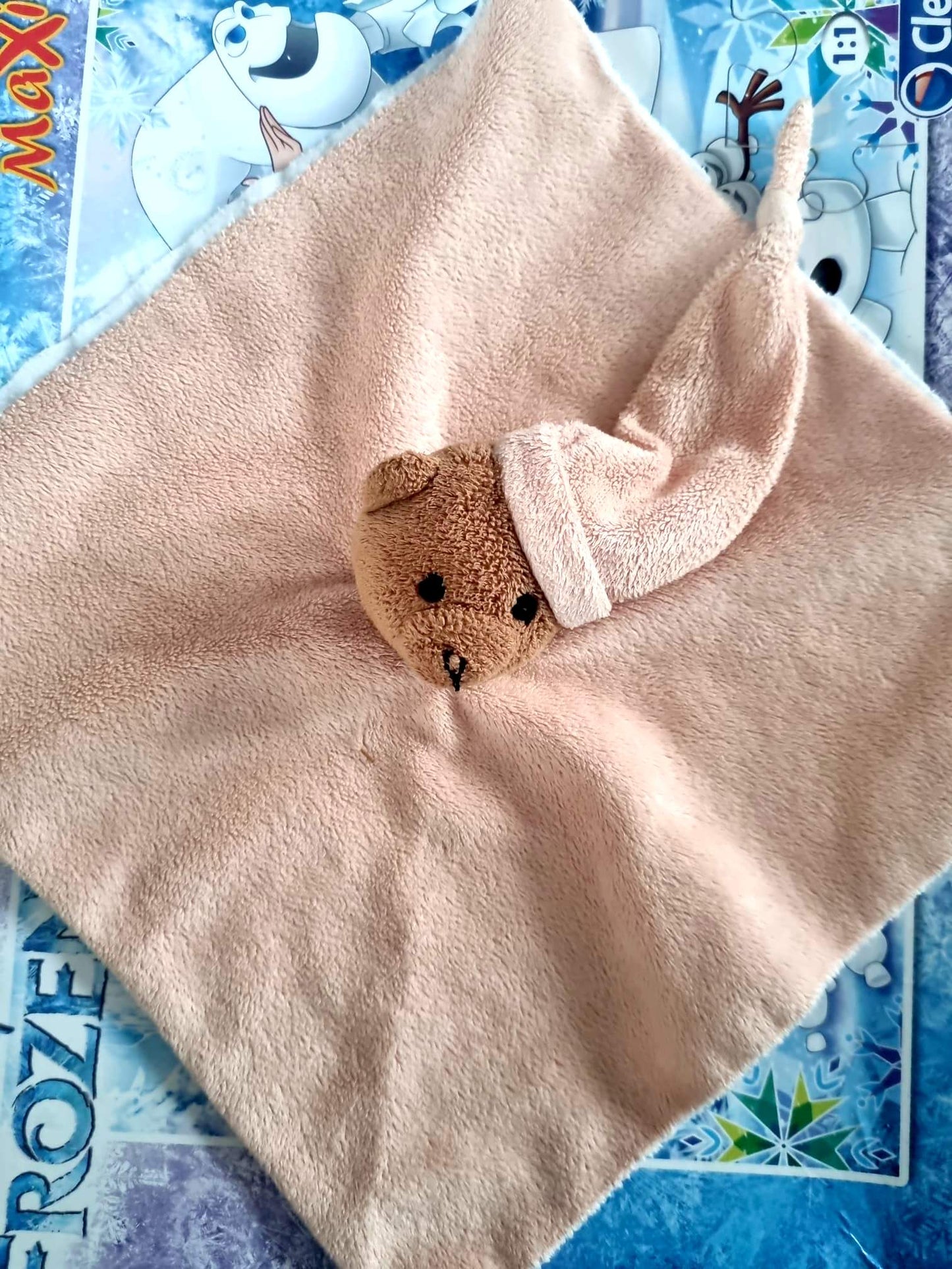 Doudou Bébé Ours Plat Jaune et Blanc avec Anneau Hochet