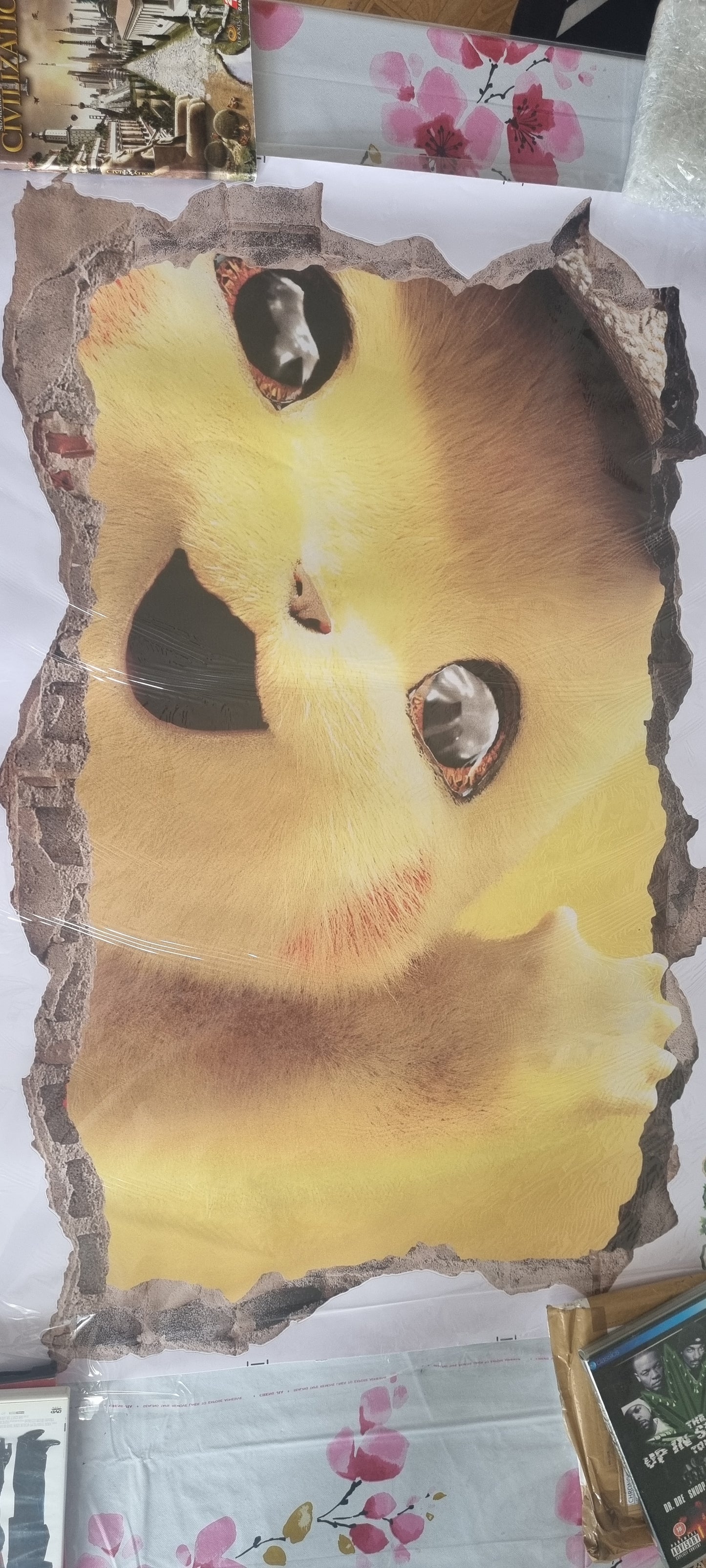 Stickers mural 3D Pikachu peluche – Regard craquant – Grand format 90 x 61 cm – Effet mur déchiré –pokémon 8