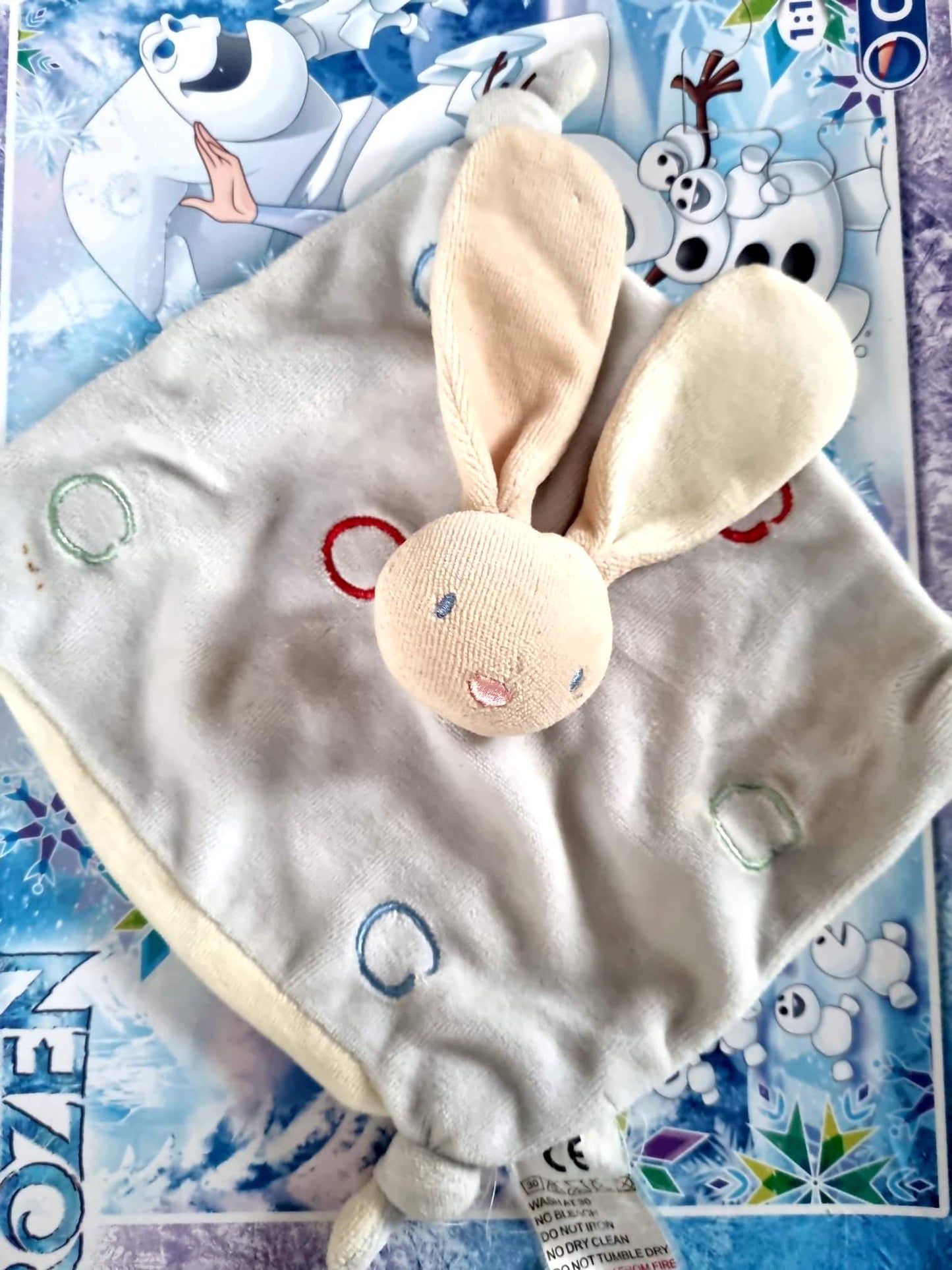Doudou Bébé Lapin Plat – Motifs Colorés – Peluche