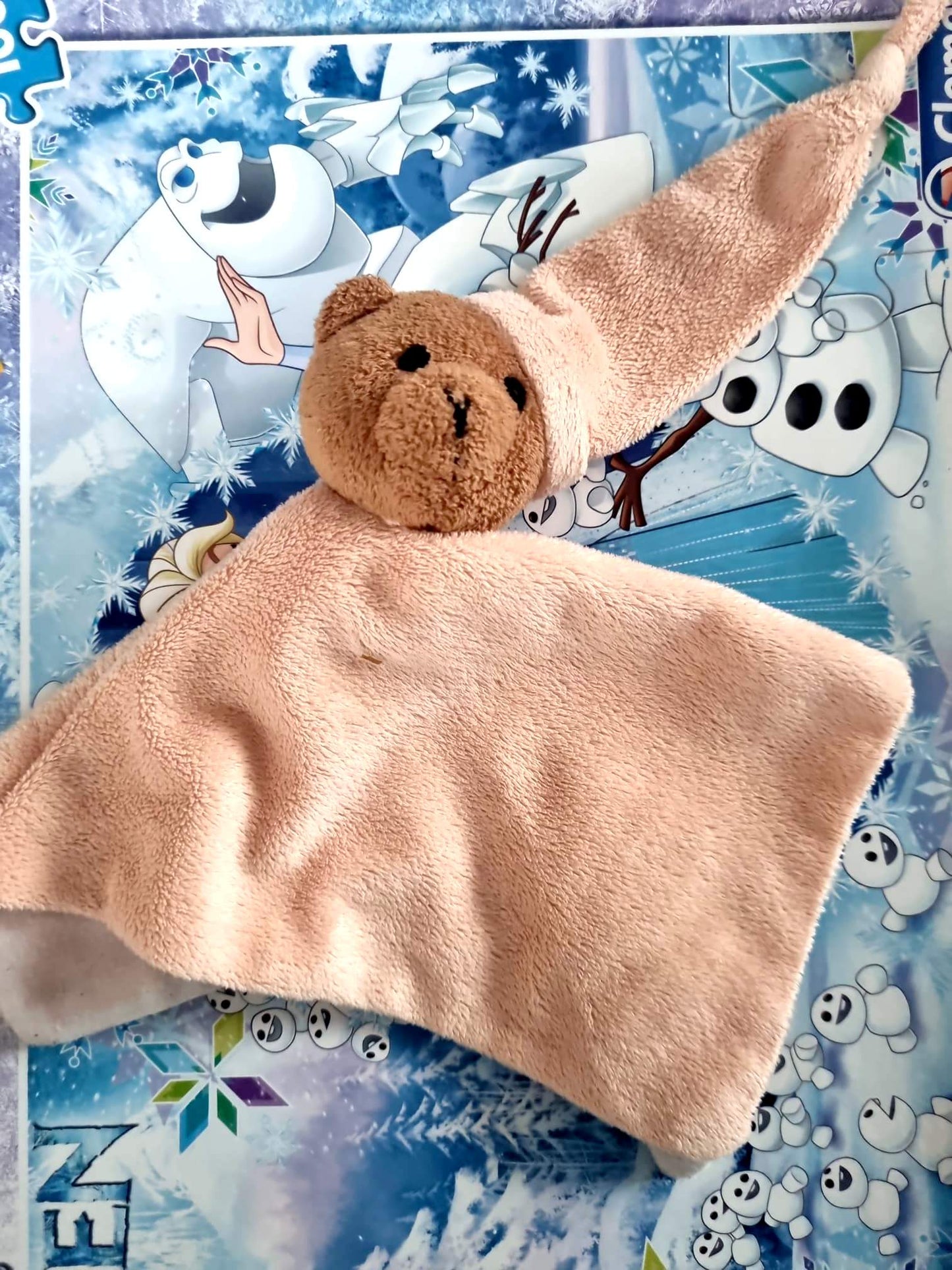 Doudou Bébé Ours Plat Jaune et Blanc avec Anneau Hochet