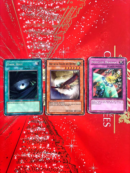 Lot de 3 Cartes Yu-Gi-Oh! Officielles Konami – Dark Hole – Roc de la Vallée des Brumes – Bouclier Drainant – Français