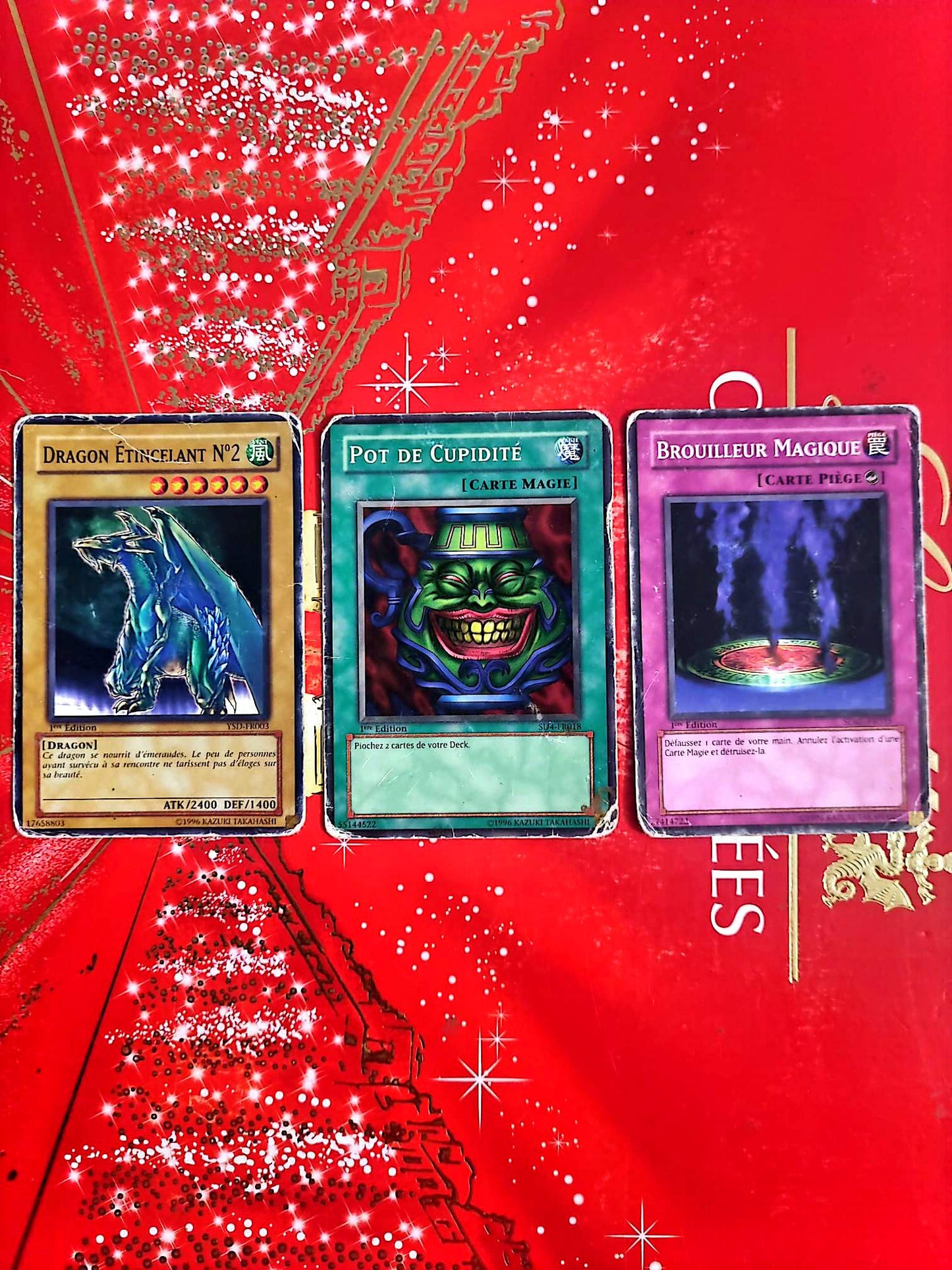 Lot de 3 Cartes Yu-Gi-Oh! Officielles Konami – Dragon Étincelant n°2 – Pot de Cupidité – Brouilleur Magique – Français