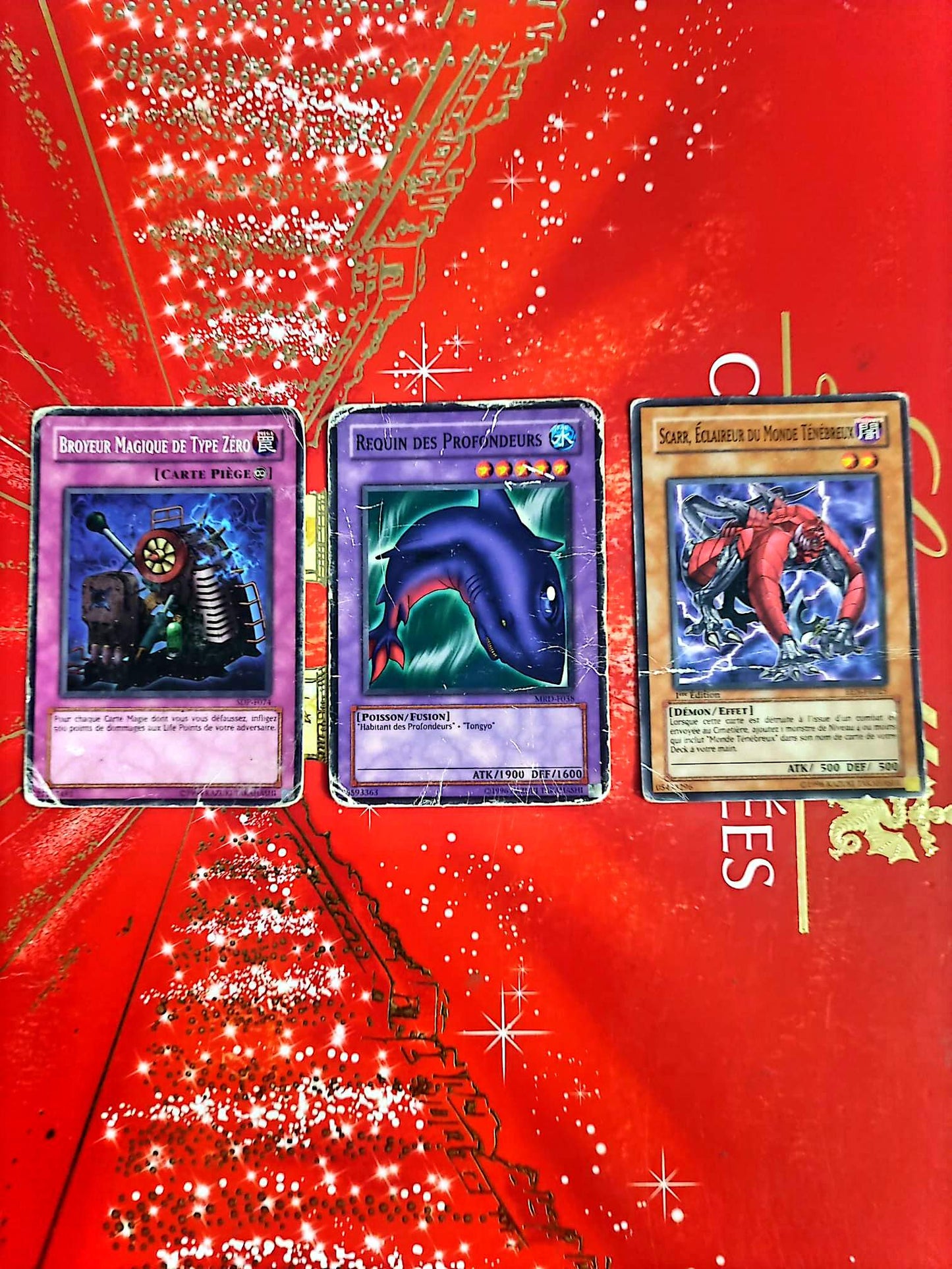 Lot de 3 Cartes Yu-Gi-Oh! Officielles Konami – Requin des Profondeurs – Scarr Monde Ténébreux – Broyeur Magique Type Zéro – Français