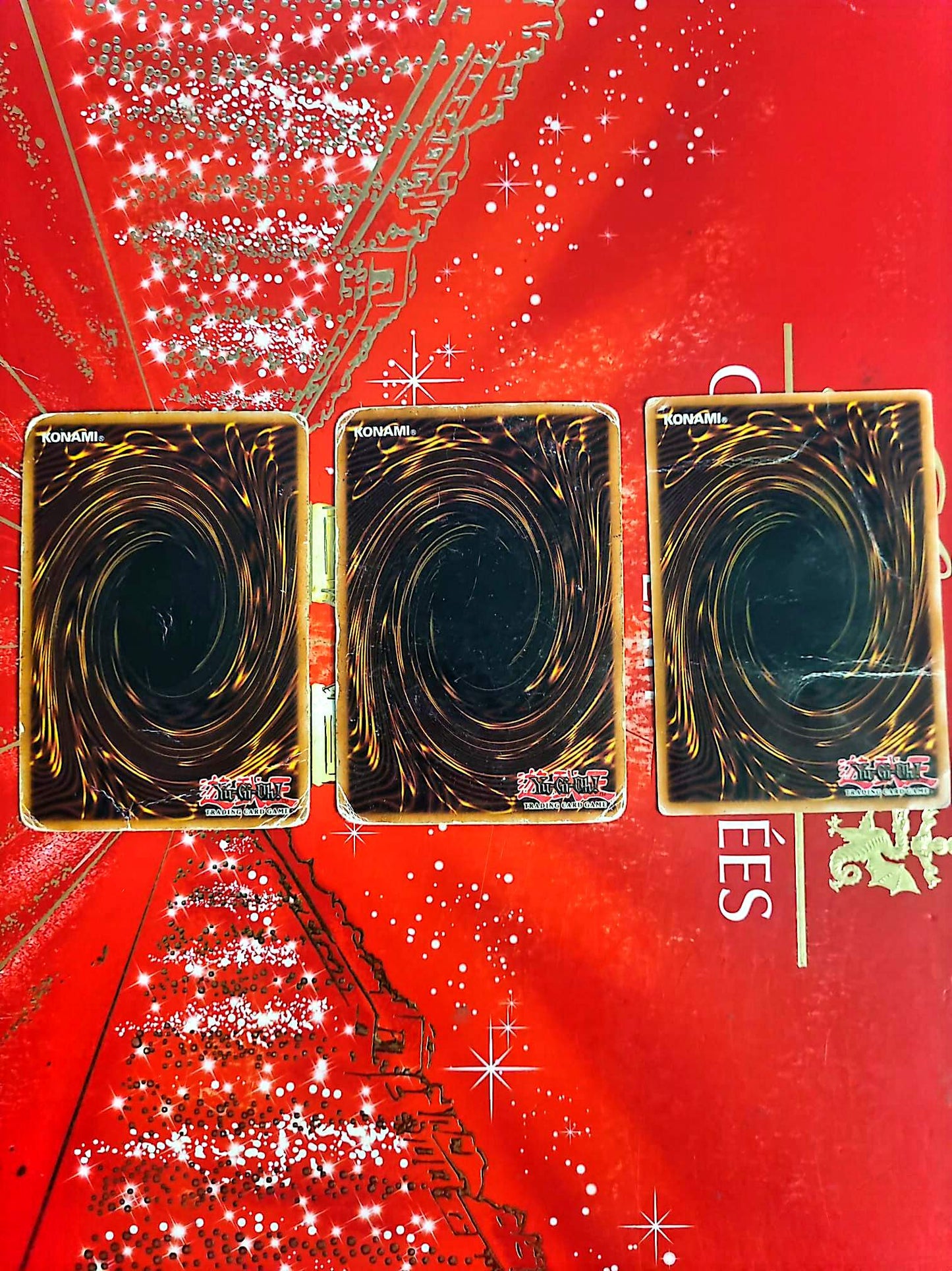 Lot de 3 Cartes Yu-Gi-Oh! Officielles Konami – Requin des Profondeurs – Scarr Monde Ténébreux – Broyeur Magique Type Zéro – Français