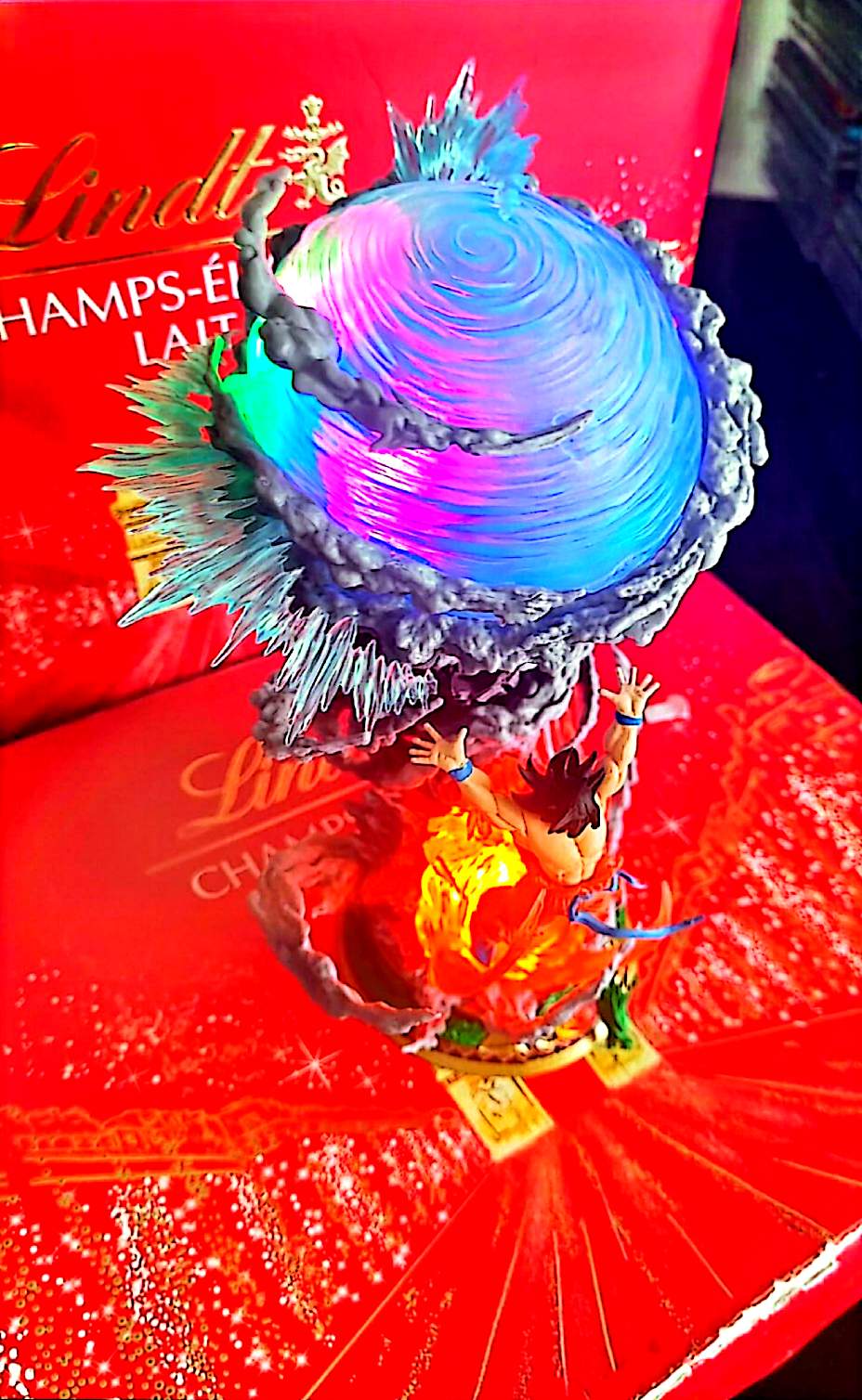Figurine LED guerrier manga type “Saiyan” – Style inspiré animation japonaise – Statue déco lumineuse effet énergie – 20 à 22 cm