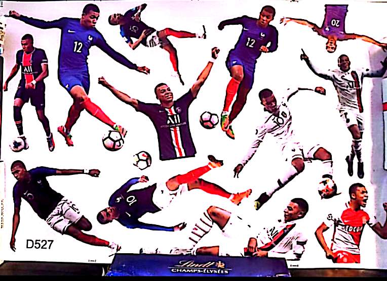 Stickers Muraux Football – Joueur en Action – Lot de 12 Autocollants – Décoration Murale – Grand Format 90x60 cm