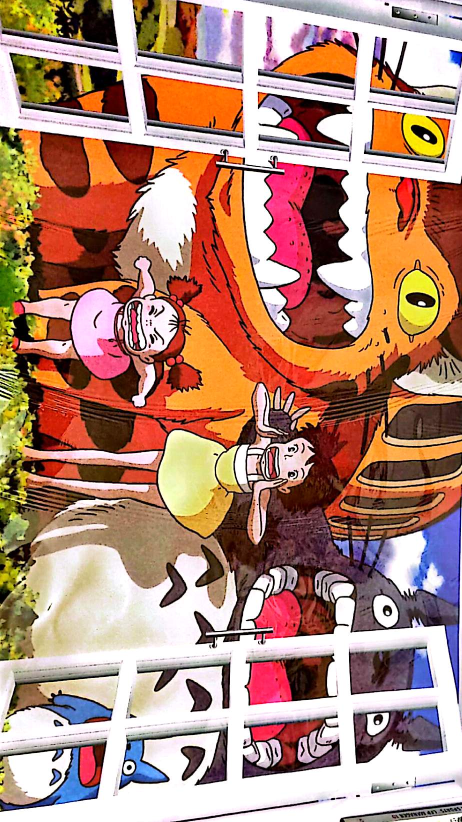 Sticker Mural Fenêtre Animation Fantaisie – Autocollant Panoramique – Grand Format 90x60 cm – Décoration Murale
