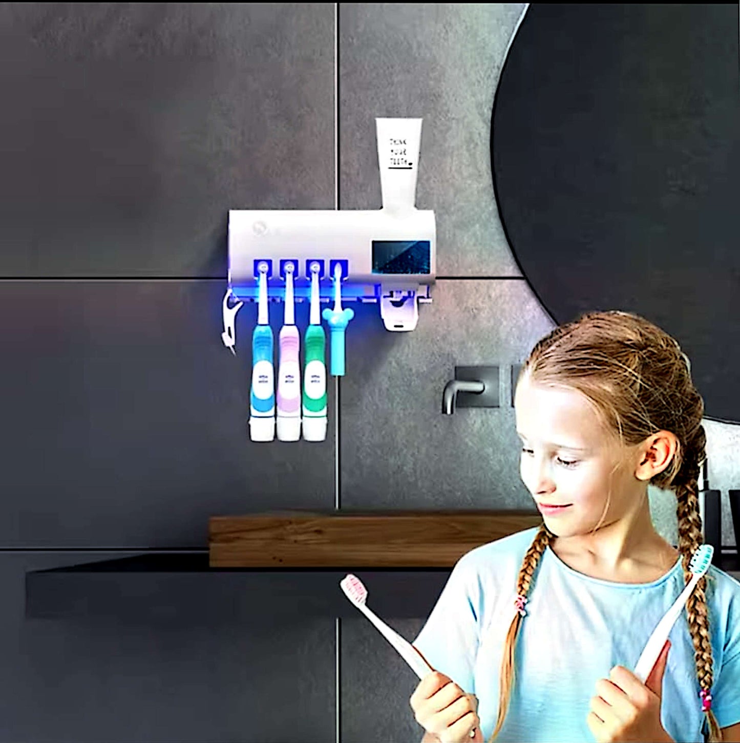 Distributeur automatique de dentifrice mural avec stérilisation UV