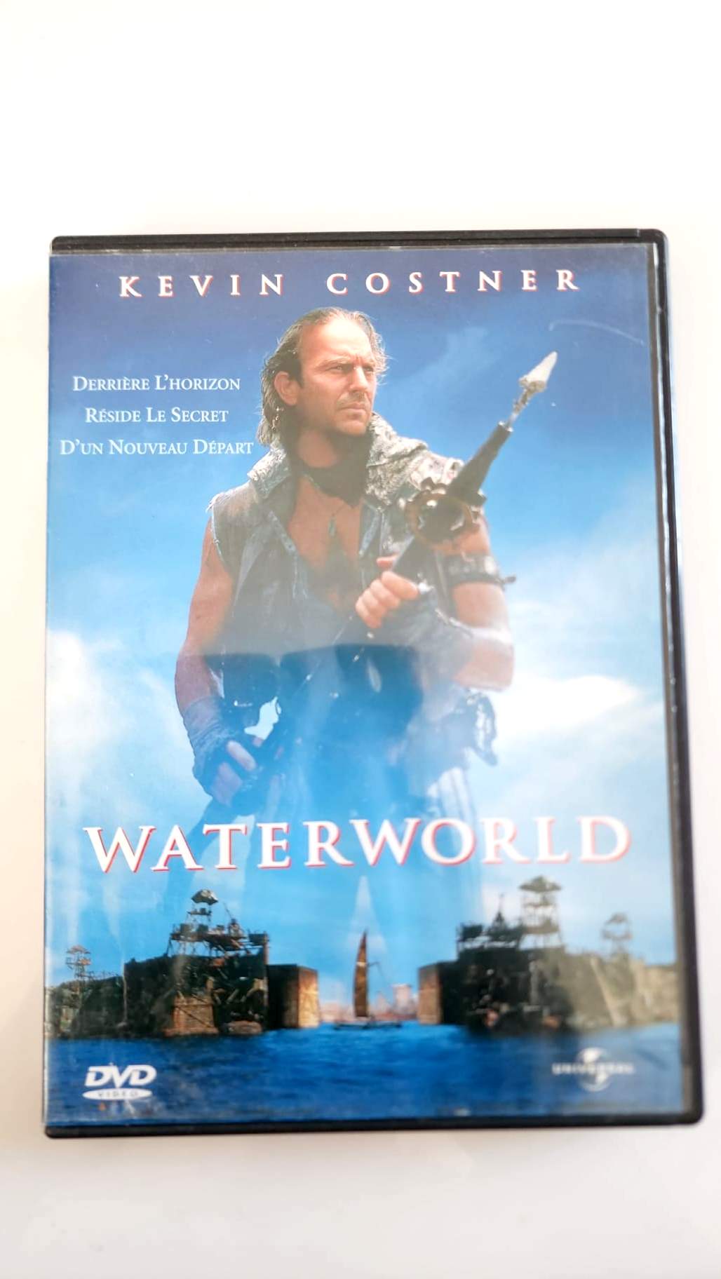 Jaquette avant du DVD Waterworld avec Kevin Costner, édition Universal Pictures