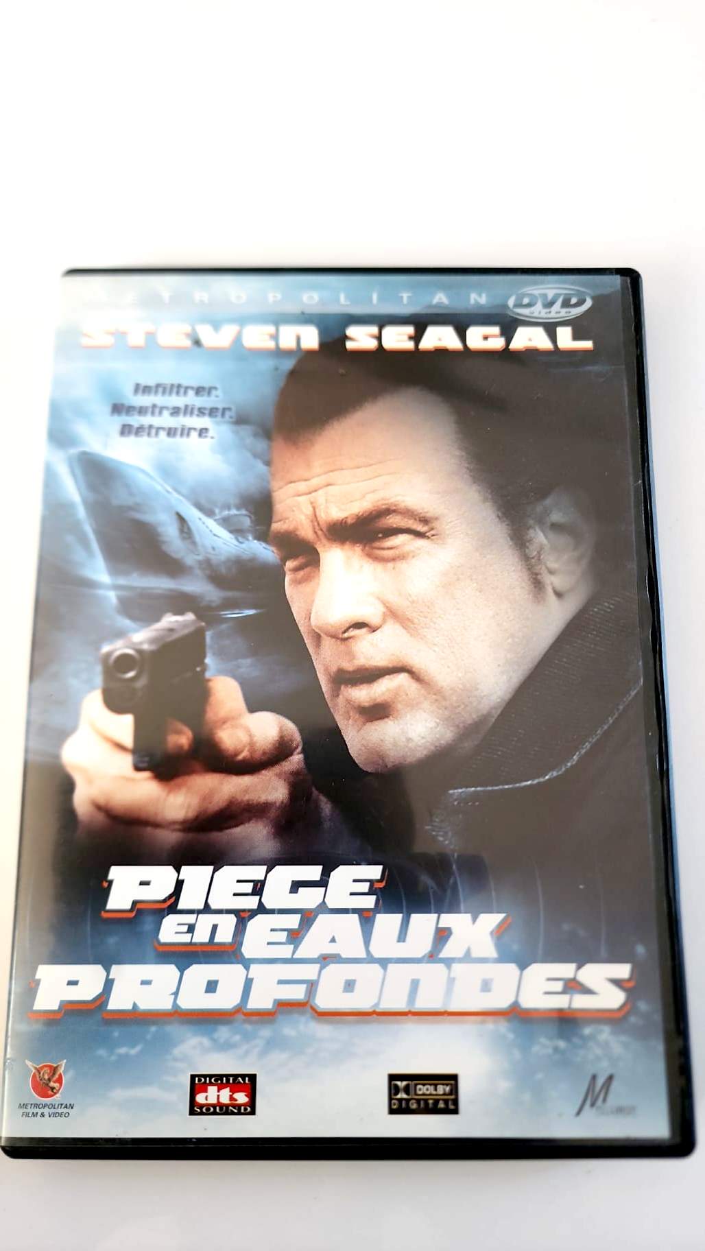 Piège en eaux profondes DVD Metropolitan, jaquette avant Steven Seagal