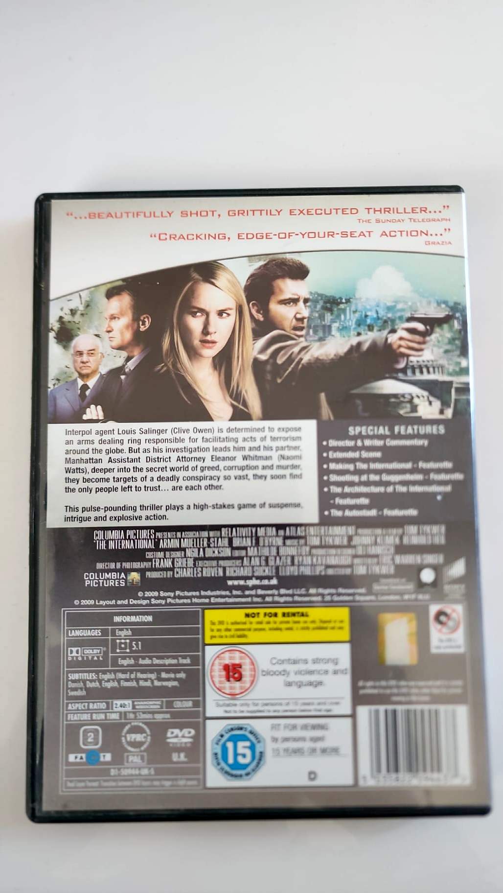 Jaquette arrière du DVD The International avec synopsis et classification britannique