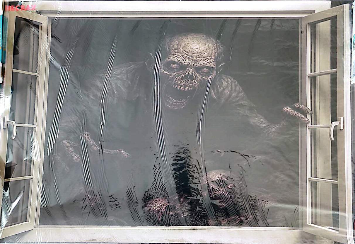 Sticker Mural Zombie Fenêtre 3D Blaspo 90 x 60 cm – Créature Horrifique Sortant du Mur – Décoration Horreur pour Salon, Chambre Gamer ou Cinéma