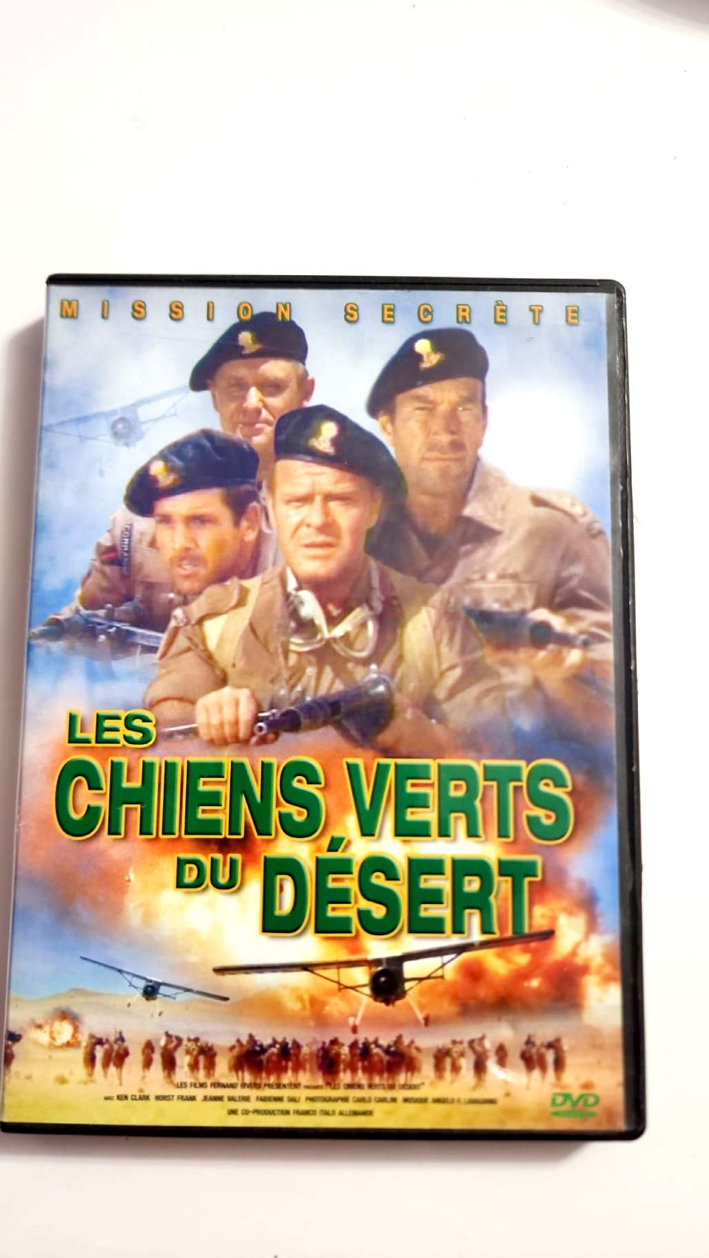 Jaquette avant du DVD Les Chiens verts du désert