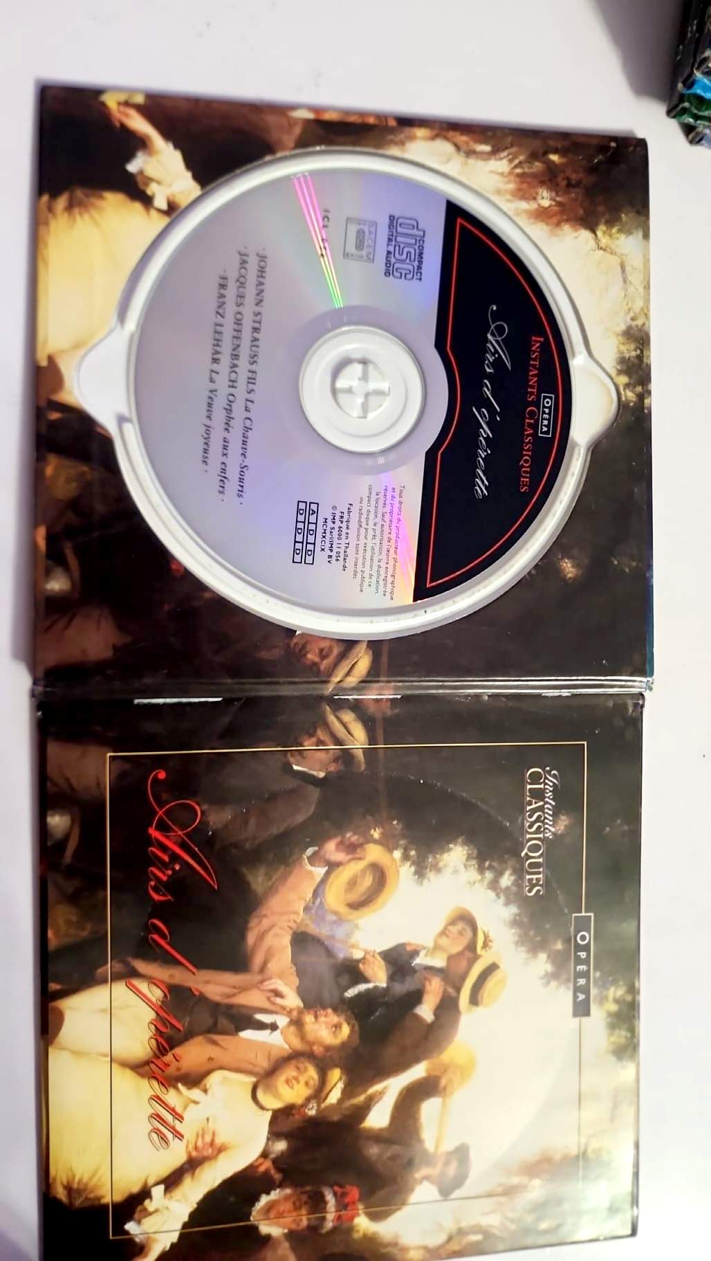 Livre ouvert avec CD audio et livret Airs d’opérette