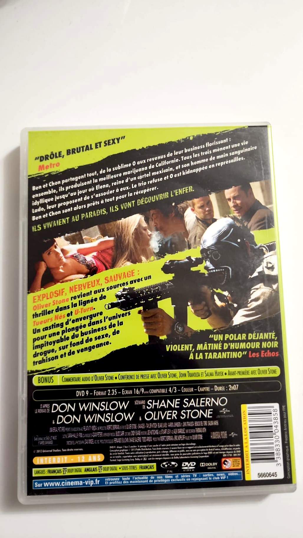 Jaquette arrière du DVD Savages, caractéristiques et mention interdit à la location