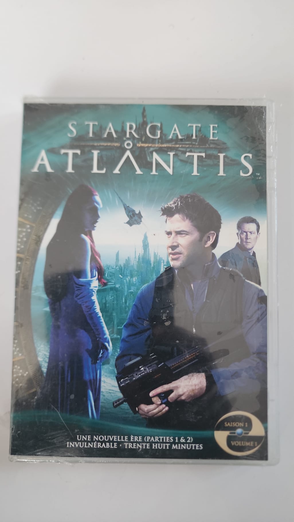 Stargate Atlantis saison 1 volume 1, jaquette avant DVD