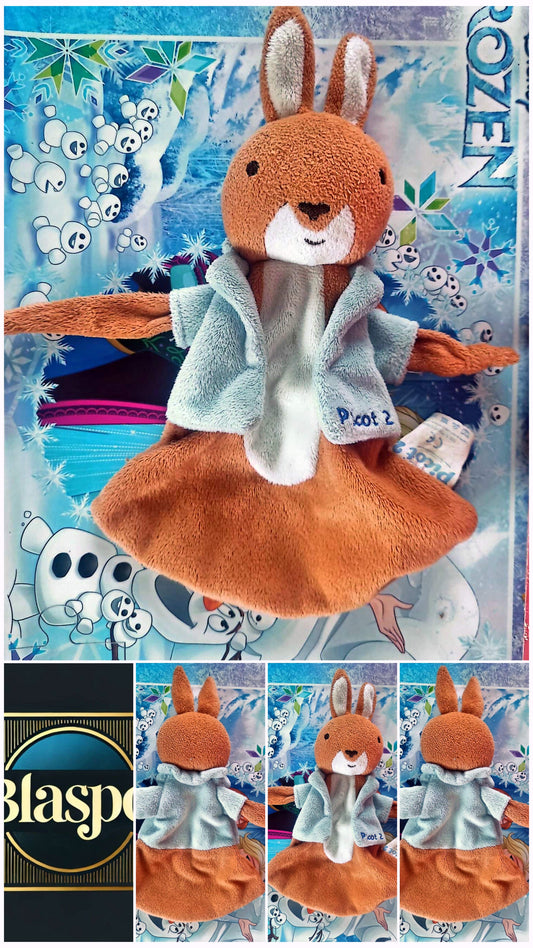 Doudou Lapin Plat Bébé en Peluche Douce avec Veste – Marron et Bleu