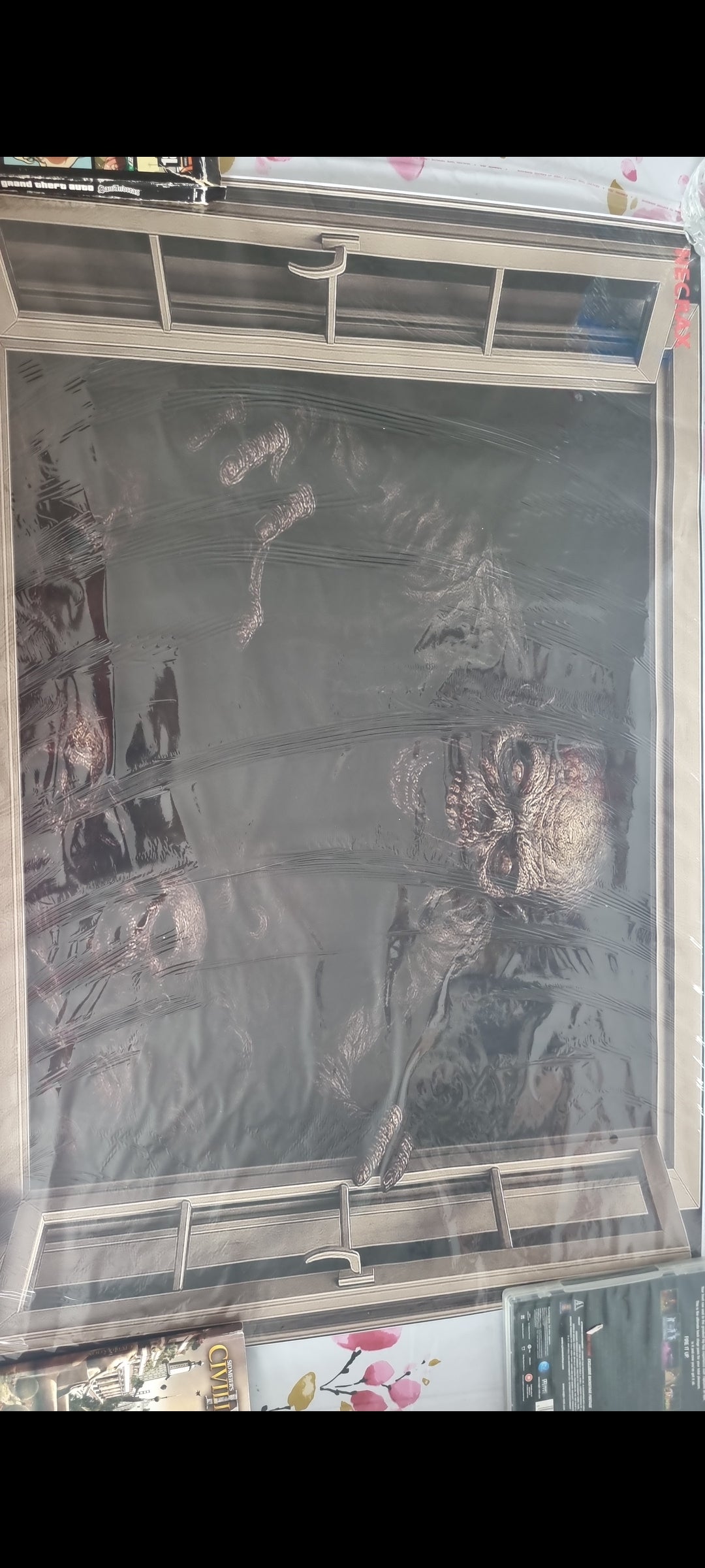 Stickers : NECRAX – Sticker mural horreur 90x60 cm – Zombie maléfique dans charnier, art macabre ultra-réaliste – Déco chambre, gaming, couloir – Exclusivité – neuf 8