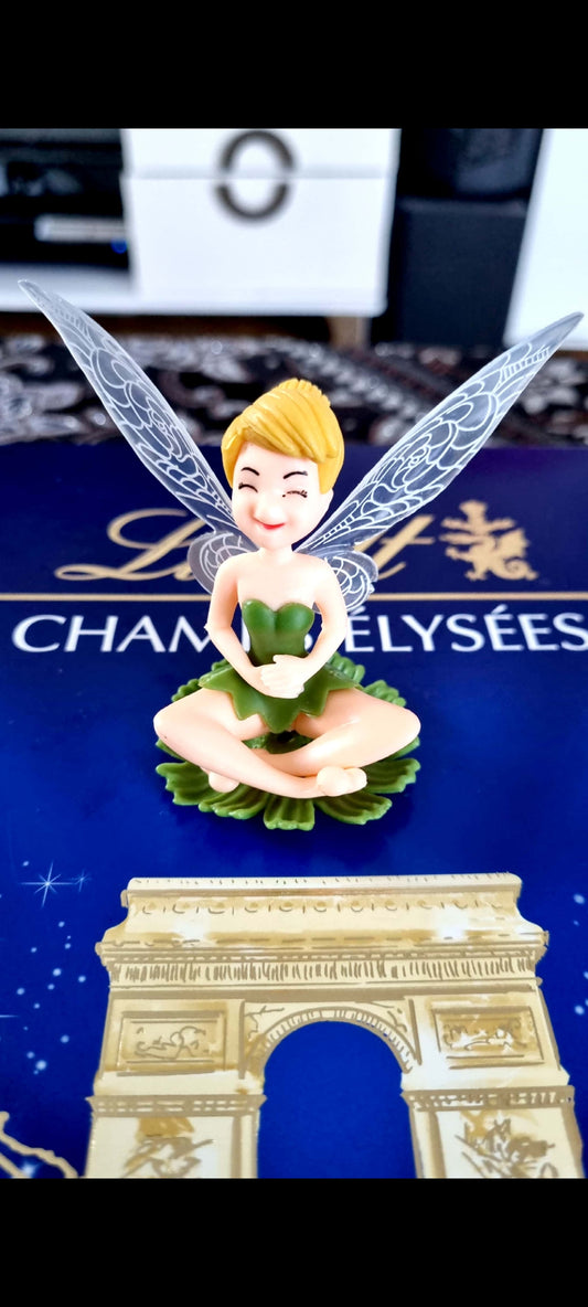 Figurine Fée Assise Ailée – Style Féerique Zen – Mini décoration féerique pour étagère ou bureau – neuf