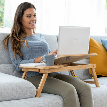 InnovaGoods Lapwood : table en bambou utilisée sur un canapé