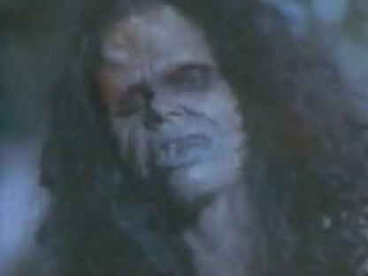 Demon House / Night of the Demons 3 (1997), Angela et les jeunes réfugiés dans le manoir après une fusillade — bande-annonce cinéma originale, archive Movie Gods (1 min 10). Synopsis comparé à la jaquette.