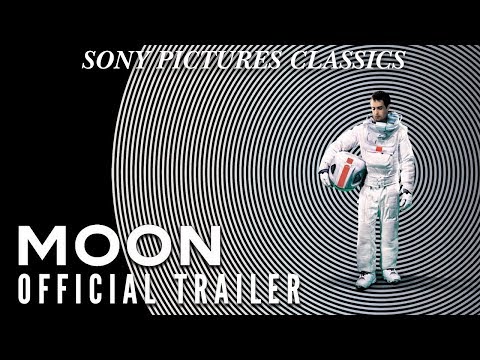 Moon (2009) — bande-annonce officielle en anglais, Sony Pictures Classics. Film de Duncan Jones avec Sam Rockwell dans le rôle de Sam Bell.