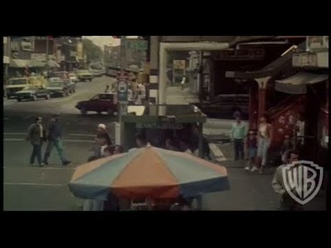 Justice Sauvage / Out for Justice (1991) — bande-annonce officielle en anglais, Warner Bros. Rewind. Film avec Steven Seagal, policier de Brooklyn.