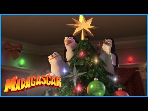Les Pingouins de Madagascar : Mission Noël (The Madagascar Penguins in a Christmas Caper, 2005) — extrait officiel DreamWorks Madagascar, Santa Claus Has Come to Town (5 min 46).