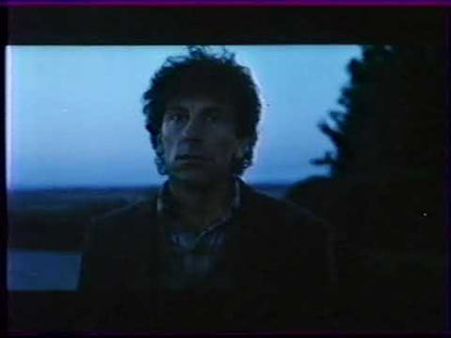 L’Homme aux Yeux d’Argent (1985), Pierre Granier-Deferre, Alain Souchon et Jean-Louis Trintignant : extrait du film, copie télévisée publiée en version hongroise, qualité d’archive. Aperçu du film ; pas une bande-annonce française.