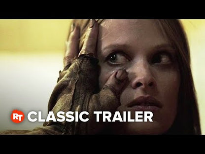 Bande-annonce en anglais du film La Colline a des Yeux / The Hills Have Eyes (2006), Alexandre Aja ; Rotten Tomatoes Classic Trailers. Aperçu du film, sans garantie du montage non censuré.