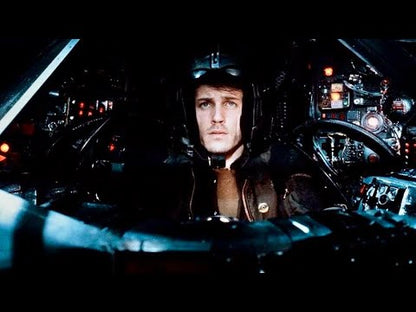 Moon 44 (1990) — bande-annonce cinéma en anglais, archive Trailer World. Roland Emmerich, Michael Paré, Malcolm McDowell et Lisa Eichhorn confirmés ; ce n’est pas Moon de 2009.