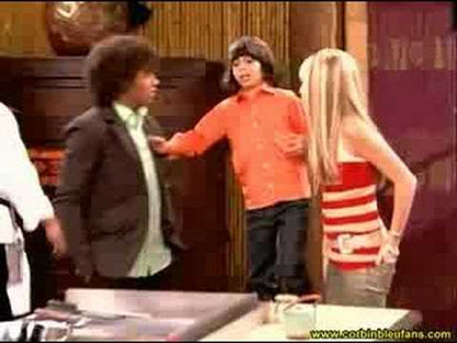 Hannah Montana, coulisses du tournage de la fin de la saison 2 : court aperçu anglais. Ce produit est le disque 5 bonus uniquement ; aperçu représentatif, sans attester que ce montage figure sur ce disque.